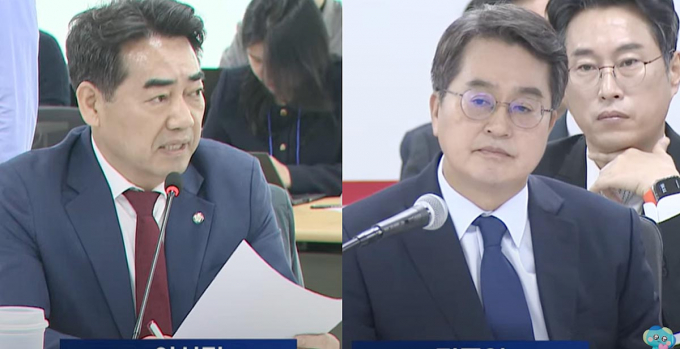 이성권 의원(왼쪽)이 21일 국회 경기도 국감에서 김동연 지사(오른쪽)에게 질의하고 있다. /사진제공=경기도 