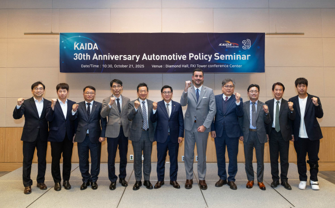 한국수입자동차협회(KAIDA) 창립 30주년 정책세미나에 참석한 국내외 자동차 관련 주요 인사. 좌측부터 한국수입자동차협회 박주선 상무, 국토교통부 조상우 사무관, 한국교통안전연구원 조성우 부원장, 기후에너지환경부 서영태 녹색전환정책관, 한국수입자동차협회 정윤영 부회장, 국민의힘 이상휘 의원, 유럽자동차제조협회(ACEA) 피에르 밀레트(Pierre Millette) 최고 기술책임자(CTO), 한국자동차모빌리티안전학회 엄성복 수석연구위원, 한국자동차모빌리티안전학회 하성용 회장, KAIST 배충식 교수, 오토노머스 에이투지 유민상 상무. /사진=KAIDA 