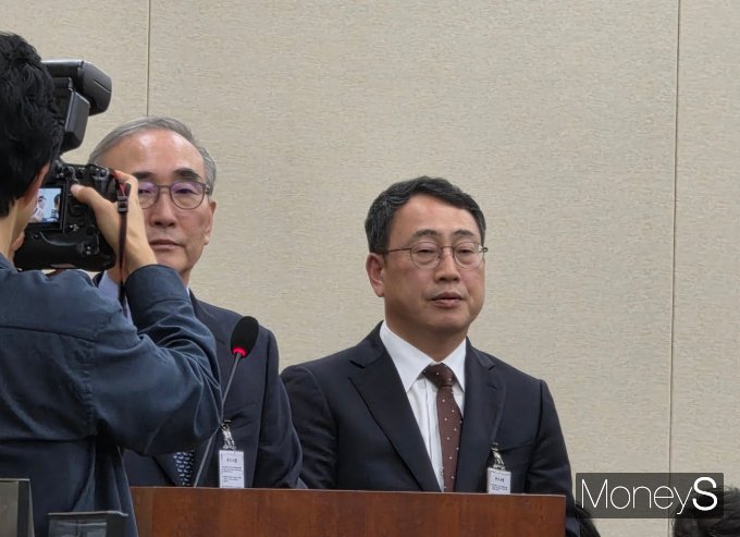 유영상 SK텔레콤 대표가 위약금을 부풀렸다는 지적에 대해 "혼선을 드려 죄송하다"고 사과했다. 사진은 21일 국회 과학기술정보방송통신위원회 국정감사에 증인으로 출석한 유영상 SK텔레콤 대표(우측)과 김영섭 KT 대표의 모습. /사진=김성아 기자