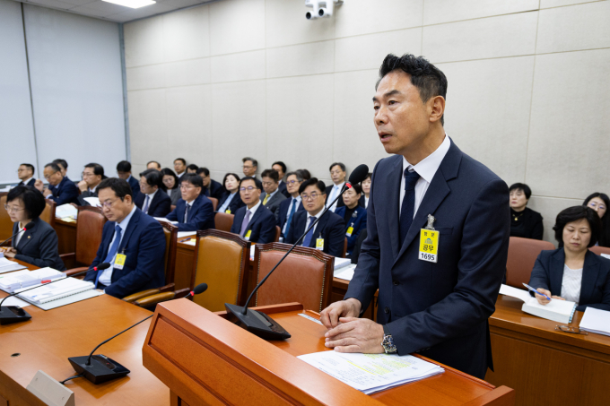 정지영 현대백화점 대표가 21일 서울 여의도 국회에서 열린 보건복지위원회의 식품의약품안전처 등에 대한 국정감사에 출석해 농약성분이 함유된 대만산 우롱차 판매와 관련해 의원 질의에 답하고 있다. /사진=뉴스1 유승관 기자