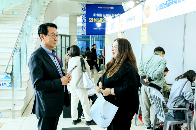 정명근 화성특례시장(왼쪽)이 21일 여성 취창업 박람회를 찾은 시민과 대화하고 있다. /사진제공=화성특례시