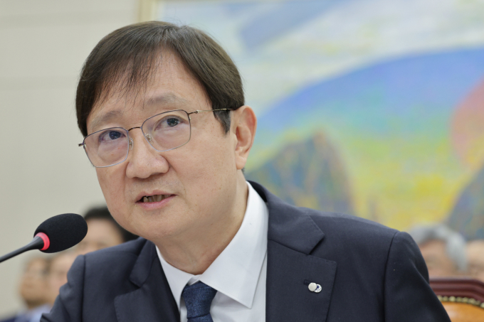 이찬진 금융감독원장이 "사모펀드 관리·감독 체계를 대폭 강화하는 방안을 마련 중이며 향후 국회 정무위원회에 보고할 예정"이라고 밝혔다.사진은 이찬진 금융감독원장이 21일 서울 여의도 국회 정무위원회에서 열린 금융감독원 등에 대한 국정감사에서 의원 질의에 답변하고 있는 모습. /사진=뉴스1 
