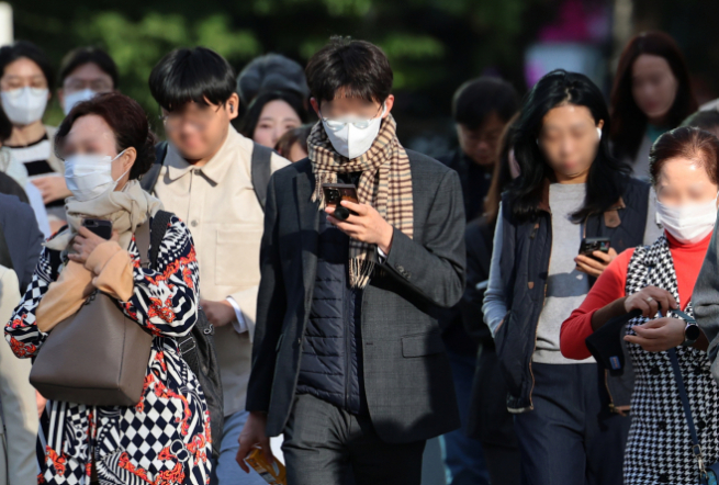 22일 오전 중부지방을 중심으로 3도 안팎의 꽃샘 추위가 이어질 것으로 보인다. 초겨울 추위가 기승을 부린 사진은 지난 21일 서울 광화문 사거리에서 시민들이 몸을 움츠린 채 출근길 발걸음을 재촉하고 있는 모습. /사진=뉴스1