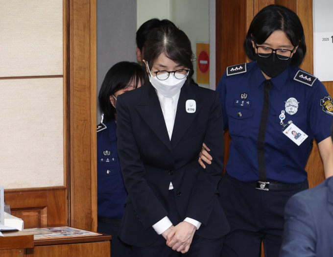 공천개입 의혹을 받는 김건희 여사가 핵심 인물 명태균씨와 법정에서 만난다. 사진은 지난달 24일 서울 서초구 서울중앙지방법원에서 열린 1차 공판에 출석한 김건희 여사. /사진=뉴시스(사진공동취재단)
