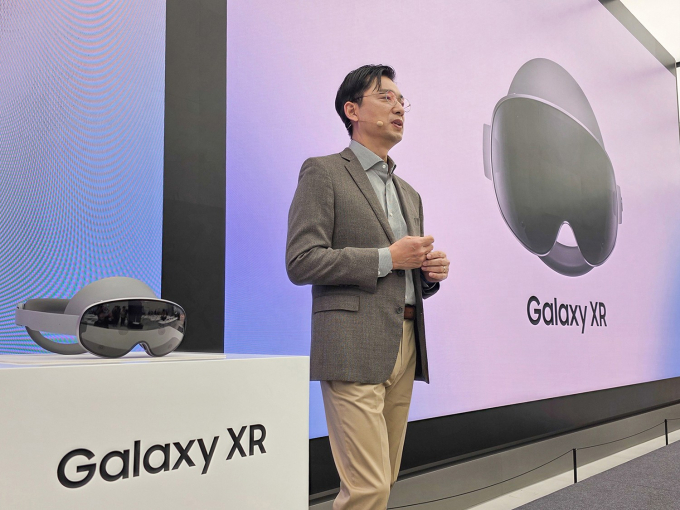 22일 삼성강남에서 진행된 '갤럭시 XR' 미디어 브리핑에서 삼성전자 한국총괄장 임성택 부사장이 '갤럭시 XR' 제품을 소개하는 모습 /사진제공=삼성전자