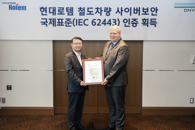 (왼쪽부터) 이원상 현대로템 RS기술리더와 비달 도로넨(Vidar Dolonen) DNV 명예영사가 제품 인증서를 들고 기념촬영을 하고 있는 모습. /사진=현대로템