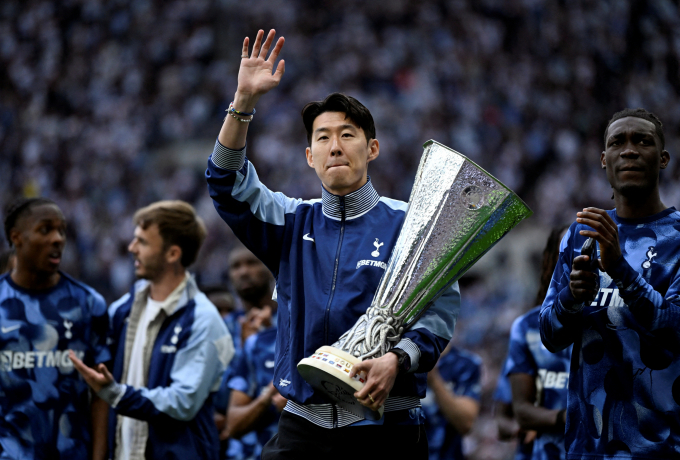 잉글랜드 프리미어리그(EPL) 축구팀 '토트넘 훗스퍼 FC'가 구단을 위해 헌신한 선수들 동상을 홈구장 외부에 세워질 것이라는 주장이 제기돼 화제다. 사진은 지난 5월25일 영국 런던 토트넘 홋스퍼 스타디움에서 당시 팀 주장이었던 손흥민이 유로파리그 트로피를 들고 팬들에게 인사한 모습. /사진=로이터