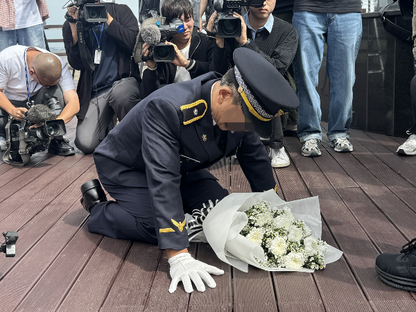 갯벌에 고립된 노인을 구하다 순직한 해양경찰관 이재석 경사의 당직 팀장이었던 경위가 상황실 보고를 의도적으로 누락한 정황이 포착됐다. 사진은 '이재석 경사 순직 사건' 관련 담당 팀장이 지난달  22일 오후 인천 옹진군 영흥도 돌고래전망대에서 유족 앞에서 무릎을 꿇은 모습. /사진=뉴스1