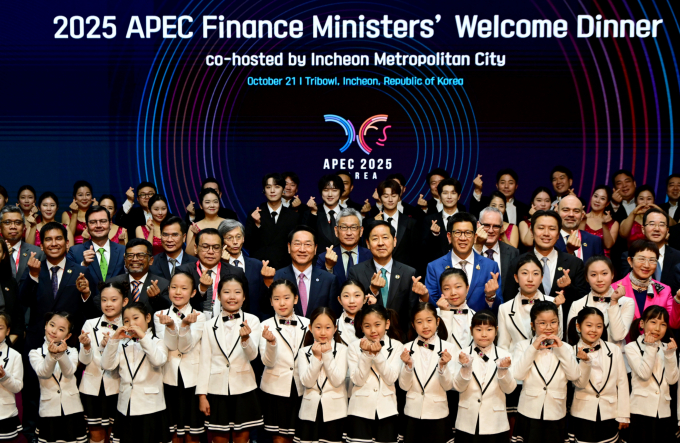 유정복 인천시장이 21일 연수구 트라이보울에서 열린 'APEC 재무장관회의 만찬 공연'을 마친 뒤 기념촬영을 하고 있다. /사진제공=인천시