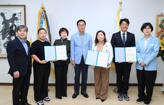 정장선 시장이(가운데) 평택시는 지역 내 상권 3개소에 대한 '골목형상점가' 지정 전달식을 하고 있다. /사진제공=평택시