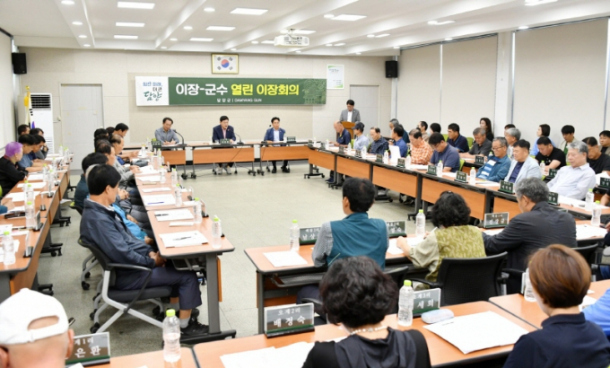 정철원 전남 담양군수가 지난 2일 '이장-군수 열린 이장회의'를 개최 하고 있다./사진=담양군