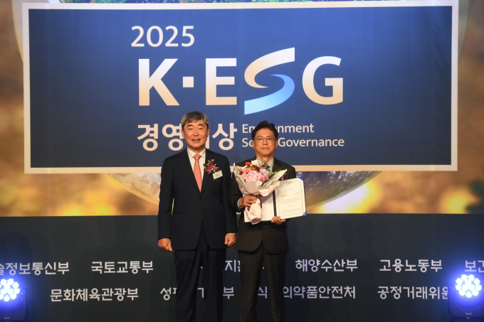 솔루엠이 모범적인 ESG 경영을 실천해 '2025-K-ESG 경영대상'에서 종합 ESG 대상을 수상하며 ESG 리더십을 인정받았다. /사진제공=솔루엠