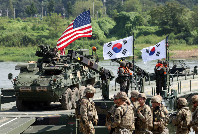 미 상원에서 통과된 2026회계연도 국방예산법안(NDAA)에 현 주한미군 규모를 유지한다는 내용이 명시됐다. 사진은 지난 8월27일 경기 여주시 남한강 일대 훈련장에서 실시한 '한미연합 제병협동 도하훈련'에서 육군 제7공병여단 장병들과 미2사단/한미연합사단 장병들이 부교 도하훈련을 한 모습. /사진=뉴스1