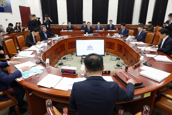 국가정보원이 캄보디아 범죄 단지에서 고문을 당해 사망한 한국인 대학생 박모씨 사건의 주범이 2023년 강남 학원가 마약 사건 총책의 공범이라고 밝혔다. 사진은 신성범 국회 정보위원장이 22일 서울 여의도 국회에서 열린 제429회 국회(정기회) 정보위원회 제5차 전체회의에서 의사봉을 두드리는 모습. /사진=뉴스1