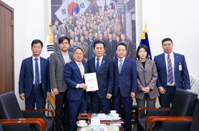 강기정 광주광역시장(왼쪽 세번째)이 22일 오전 서울 국회 본관에서 정청래 더불어민주당 대표를 만나, 이재명 대통령의 핵심 공약이자 국정운영 5개년 계획에 포함된 ‘국가AI컴퓨팅센터 광주 설립’ 이행을 촉구하는 성명서를 전달하고 있다./사진=광주시