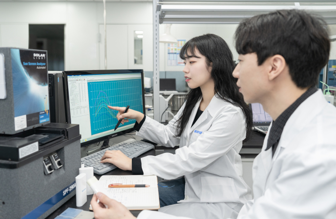 한국콜마가 새로운 자외선차단 원료를 식약처에 등록했다. 한국콜마 연구원이 자외선차단 기술 관련 연구를 진행하고 있다./사진=한국콜마