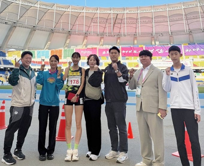 영천시 선수단이 제106회 전국체육대회에서 총 13개의 메달을 획득했다. 선수단이 기념사진을 촬영하고 있다./사진제공=경북 영천시