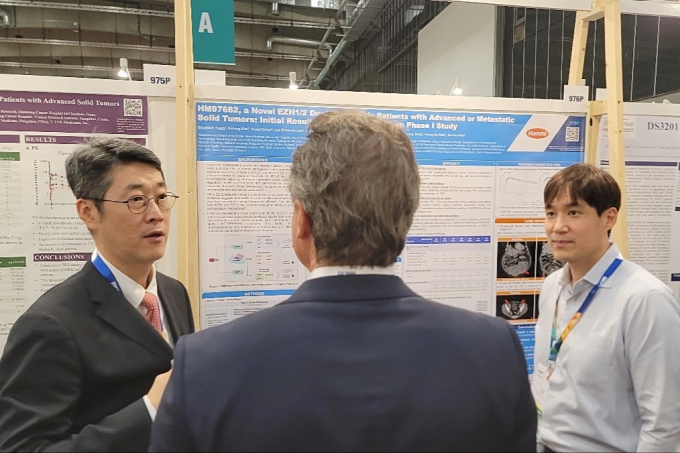 한미약품이 유럽종양학회(ESMO 2025)를 통해 'EZH1/2 이중저해제'(HM97662) 임상 1상 결과를 공개했다. 사진은 해당 내용을 설명하는 김범석 서울대병원 혈액종양내과 교수(왼쪽)와 이동준 한미약품 ONCO임상팀 선임연구원(오른쪽). /사진=한미약품