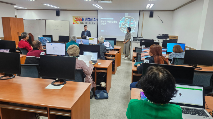 영양군이 지역 정보화 농업인 24명을 대상으로 농업기술센터 전산교육장에서 'AI 활용 상세페이지 제작 및 라이브커머스 교육'을 하고 있다./사진제공=경북 영양군