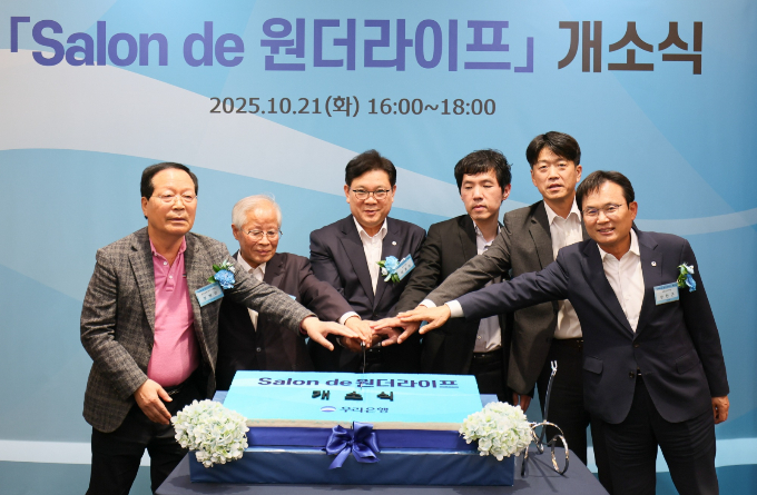 (왼쪽부터) 정병모 고객, 김영종 고객, 박종인 우리은행 개인그룹 부행장, 이창호 9단, 김영삼9단, 양현근 우리은행 상임감사위원이 지난 21일 서울 청담동에서 열린 ‘살롱 드 원더라이프’ 개소식에서 기념사진을 촬영했다./사진=우리은행