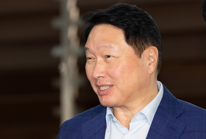 최태원 SK그룹 회장이 지난 16일 오후 서울 강서구 김포비즈니스항공센터를 통해 미국으로 출국하며 취재진의 질문에 답변하고 있다. / 사진=뉴시스 황준선 기자 