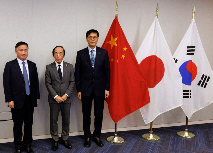 중국이 한국, 일본과 3자 통화 스와프 체결을 검토하고 있다는 외신 보도가 나왔다. 사진은 (왼쪽부터) 판궁성 중국인민은행 총재, 우에다 카즈오 일본은행 총재, 이창용 한국은행 총재가 지난 15일(현지시각) 미국 워싱턴D.C에서 열린 제14차 한중일 중앙은행총재 회의에서 기념촬영 한 모습. /사진=뉴시스(한국은행 제공)