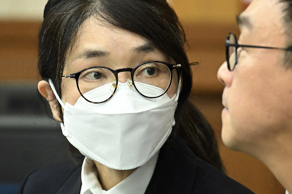 김건희 특검팀이 통일교 측이 김 여사 측에 건넨 선물용 금품 등을 확보했다. 사진은 김건희 여사가 지난달 24일 서울 서초동 서울중앙지법에서 열린 김 여사의 특정범죄가중처벌법상 알선수재 및 자본시장법·정치자금법 위반 등 사건 첫 재판에 출석해 변호사와 대화하고 있는 모습. /사진=뉴스1(공동취재단)