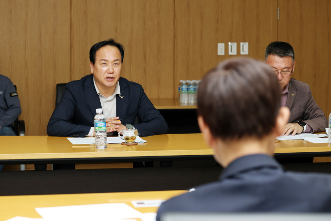 이권재 오산시장(왼쪽 맞은편)이 22일 오산시 집단에너지공급자인 DS파워를 방문해 지역난방 열요금 인하와 관련한 협의를 하고 있다. /사진제공=오산시