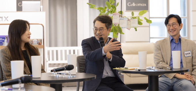 김동연 경기도지사가 22일 용인에 있는 한 기업을 방문해 경기도의 주4.5일제 시범사업 현장 간담회를 열고 있다. /사진제공=경기도  