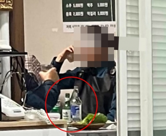 제복을 입은 경찰관들이 식당에서 술자리를 가졌다는 의혹이 확산되며 논란이 일자 경찰이 해명에 나섰다. /사진=온라인커뮤니티