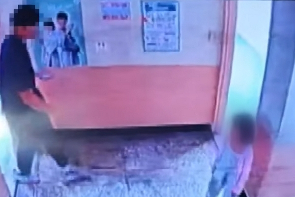 한 고등학생이 초등학교 1학년 여아를 뒤쫓아 여자 화장실에 침입한 사건이 벌어졌다. 사진은 남고생이 초등학교 1학년 여아에게 손짓하는 모습. /사진=JTBC '사건반장' 캡처