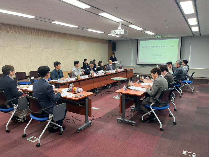 용인특례시는 22일 시청 컨퍼런스룸에서 '2025년 용인시 산업입지 정책자문단 회의'를 개최하고 있다. /사진제공=용인특례시