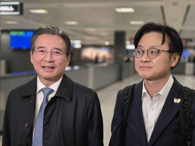 김용범 대통령실 정책실장이 한·미 관세 후속 협상을 위해 하워드 러트닉 미국 상무부 장관을 면담했다. 사진은 김 실장(왼쪽)과 김정관 산업통상자원부 장관이 지난 22일(현지시각) 미국 워싱턴D.C 인근 덜레스 국제공항을 통해 입국한 모습. /사진=뉴스1