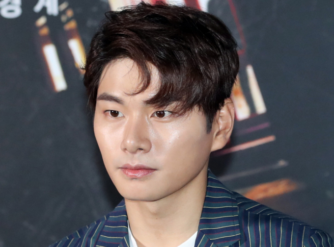 배우 이이경의 사생활을 둘러싼 루머가 ‘인공지능(AI) 조작’으로 밝혀진 가운데 해당 글을 작성한 A씨가 사과문 작성 후 계정을 비활성화 시켰다가 재차 글을 올렸다.사진은 지난 2018년 6월  서울 건대 롯데시네마에서 열린 영화 ‘더 펜션’ 언론 시사회에 참석한 배우 이이경. /사진=뉴스1