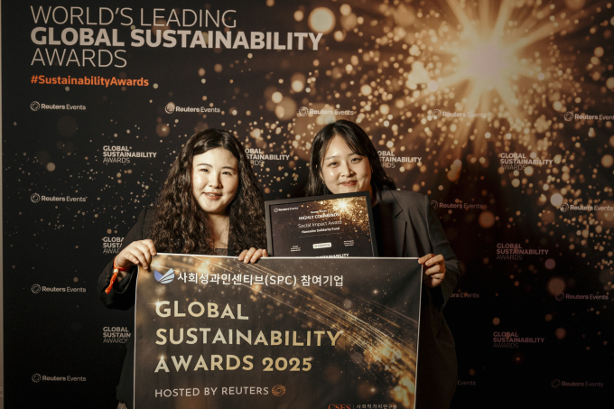 2025 로이터 글로벌 지속가능성 어워드 시상식에서 '사회적 임팩트 부문 우수상'을 수상한 한살림연대기금을 대신해 사회적가치연구원이 대리 수상한 모습. /사진=사회적가치연구원