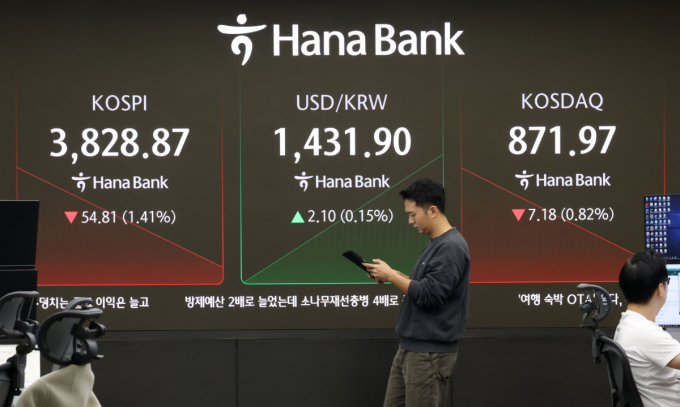 23일 국내 증시가 하락세다. 사진은 이날 오전 서울 중구 하나은행 본점 딜링룸. /사진=뉴스1