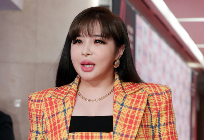  그룹 2NE1(투애니원) 멤버 박봄이 YG엔터테인먼트로부터 정산을 받지 못했다고 주장한 가운데, 박봄 소속사 측이 이 같은 주장은 사실무근이라고 해명했다.사진은 지난 2020년 6월 서울 광진구 그랜드 워커힐 서울에서 열린 '제56회 대종상 영화제' 레드카펫 행사에 참석한 그룹 2NE1 멤버 박봄 /사진=머니투데이