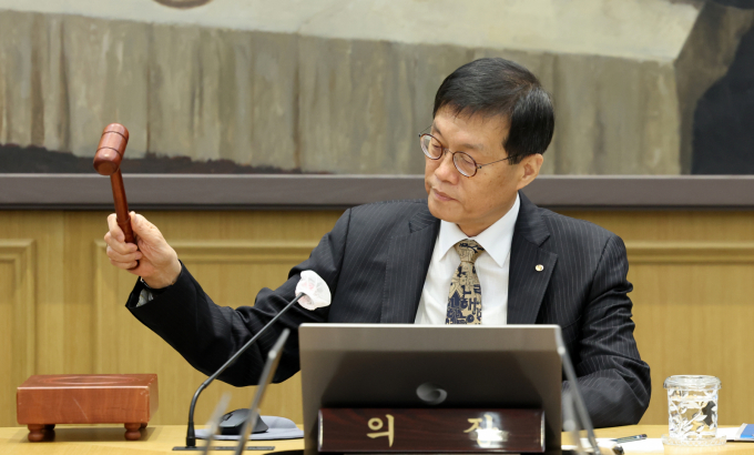 이창용 한국은행 총재가 23일 오전 서울 중구 한국은행 본관에서 열린 금융통화위원회 본회의에서 의사봉을 두드리고 있다./사진=뉴시스