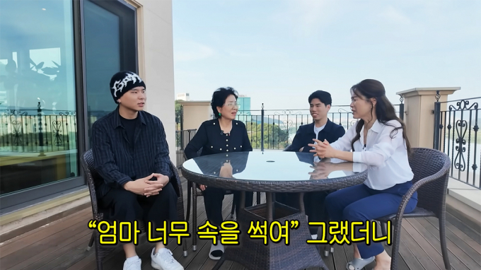 개그맨 겸 방송인 김지선이 둘째 아들 때문에 선우용여에게 상담을 했다고 밝혔다. 해당 장면은 김지선이 선우용녀에게 자신의 첫째, 둘째 아들을 소개하는 모습. /사진=유튜브 채널 '순풍 선우용여' 캡처