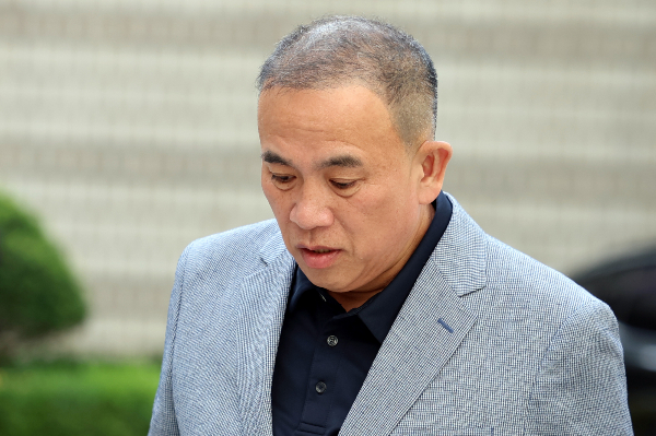  '공천 개입 의혹' 관련 핵심 인물인 정치브로커 명태균씨가 대가 없이 대의를 위해 여론 조사를 제공한 것이라고 주장했다. 사진은 공천개입 의혹을 받는 '정치 브로커' 명태균씨가 지난 22일 오후 서울 서초구 서울중앙지방법원에서 열린 김건희 여사의 주가 조작·통일교 뇌물·공천 개입 등 혐의 3차 공판에 증인으로 출석하는 모습. /사진=뉴스1