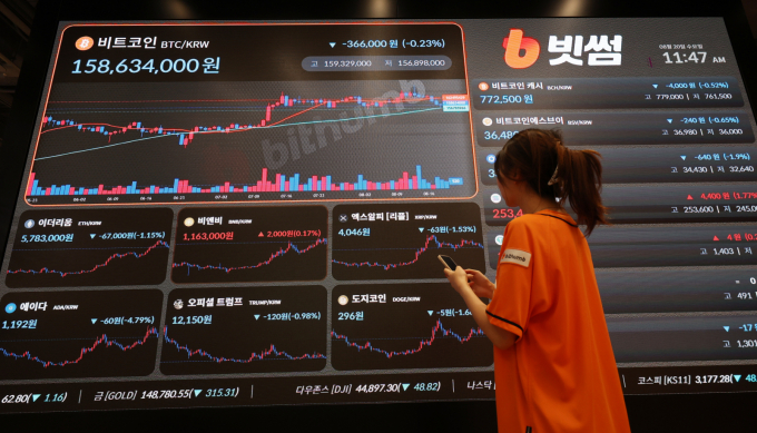 빗썸이 법인 고객을 대상으로대규모 컨퍼런스 '빗썸 BIZ 컨퍼런스 2025'를 개최한다. 사진은 서울 강남구 빗썸라운지 전광판. /사진=뉴시스 
