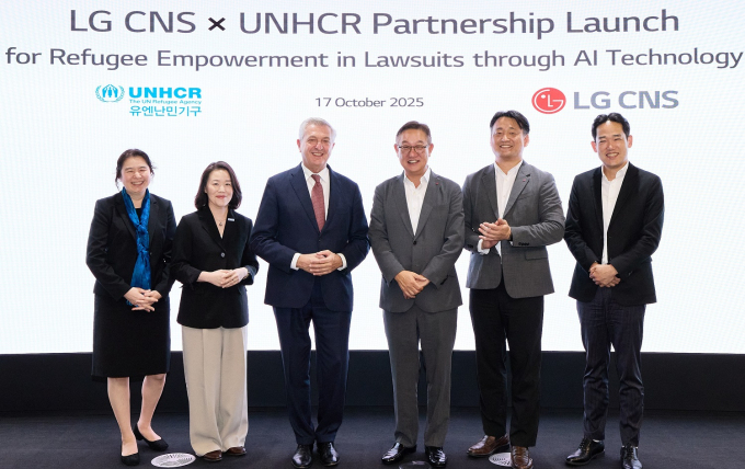 현신균 LG CNS 최고경영자(CEO, 오른쪽 세번째)와 필리포 그란디 유엔난민기구 최고대표(왼쪽 세번째)가 파트너십 체결식에서 기념사진을 촬영하고 있다. / 사진=LG CNS