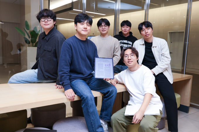 LG유플러스는 자체 개발한 생성형 AI 기술 ‘익시젠(ixi-GEN)’ 관련 논문이 세계 최고 수준의 자연어처리(NLP) 학회인 ‘EMNLP 2025’에 채택됐다고 밝혔다. 사진은 이번 논문 집필에 참여한 LG유플러스 구성원들. /사진제공=LG유플러스