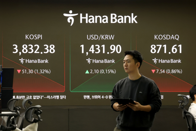 코스피가 사상 최초로 장중 3900선을 찍었다. 사진은 23일 서울 중구 하나은행 딜링룸. /사진=뉴스1 