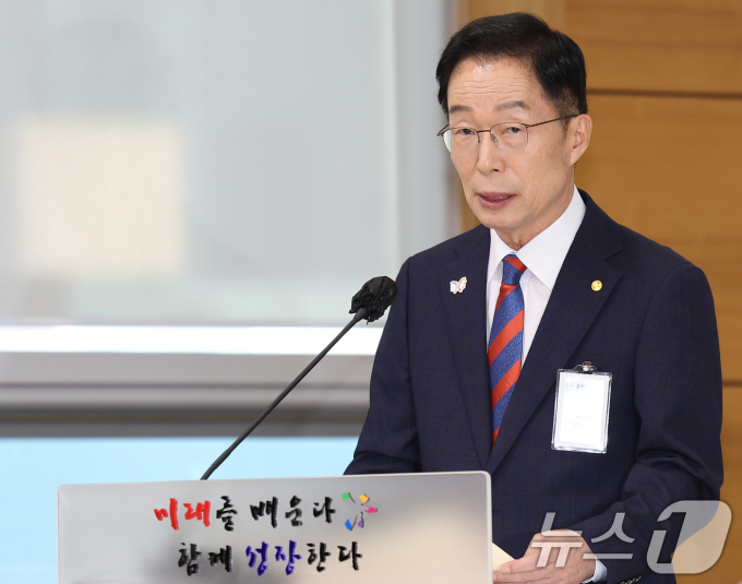 22일 오전 대구시교육청에서 열린 국회 교육위원회의 대구교육청, 경북교육청, 강원교육청에 대한 국정감사에서 임종식 경북교육감이 업무보고를 하고 있다/사진제공=뉴스1