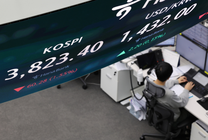 코스피가 23일 장중 한때 사상 첫 3900선을 찍고 다시 내림세다. 사진은 이날 오전 서울 중구 하나은행 딜링룸 전광판. /사진=뉴시스
