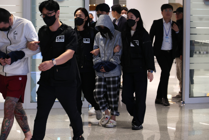 2016년부터 지난해 말까지 캄보디아에서 적발된 불법 외환거래 건수는 20건, 해당 불법 외환거래액이 226억원으로 집계됐다. 사진은 지난 18일 캄보디아 당국의 범죄단지 단속으로 적발돼 구금됐던 한국인들이 인천국제공항 2터미널을 통해 송환되는 장면. /사진=뉴시스