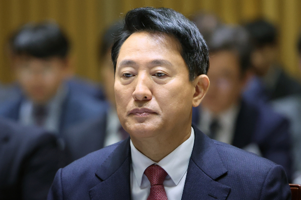 정치브로커 명태균 씨가 23일 서울특별시 국정감사에 출석을 예고한 가운데 오세훈 서울시장이 명씨에 대해 '거짓말에 능한 사람'이라고 지적했다. 사진은 오세훈 서울시장이 23일 오전 서울 중구 서울시청에서 열린 국회 행정안전위원회 서울시청 국정감사에서 생각에 잠긴 모습. /사진=뉴스1