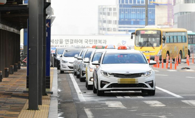 동탄역 택시 승강장에서 승객을 기다리는 택시들. /사진제공=화성특례시