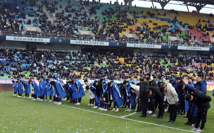 수원 삼성블루윙즈가 역전 우승을 위해 36라운드 승리를 노린다. 사진은 2023년 12월2일 강등이 확정된 후 수원 선수단의 모습. /사진=뉴스1